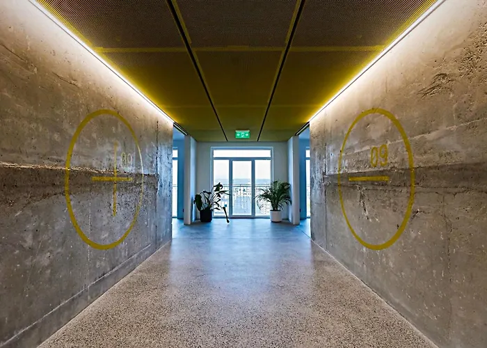 Axiom - Zenith Iv - Netflix, Hbo, Champagne Lägenhet