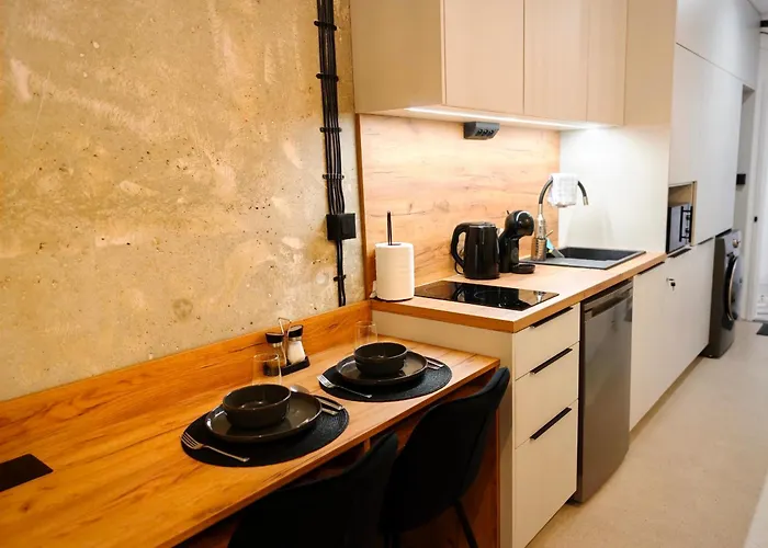 Axiom - Zenith Iv - Netflix, Hbo, Champagne Lägenhet